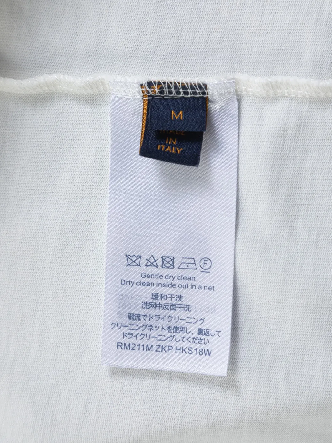 🅿️220 Louis Vuitton 1V LV lv slightly wide version S-XL LV 26ss new products are available at counters simultaneously. Multiple craftsmanship. Spotted letter logo on the chest🪡 embroidery. Large spotted letter logo on the back panel🪡 embroidery. Round neck short-sleeved T-shirt, same style for men and women! Consigned to one-to-one creation. Synchronized with the official website, pure cotton fabrics at the counter! It is close to the skin and comfortable, durable and easy to wear. It has a classic and simple logo design and meticulous original craftsmanship. Short-sleeves, a must-have item for men, do not appear to be the same for the general public, but must be unique and eye-catching. This LV short-sleeve is all about quality, comfort, the same shape and fashion as always, including fabrics and cutting techniques. All of them have been made with great effort! 320 grams of washed pure cotton fabric, pure cotton is breathable, very refreshing and comfortable for daily wear. The rib knitting on the neckline is smooth and tight, and the neckline will not be skewed if you toss it at will. The loose version, you will find that it looks really good on the upper body. The overall is minimalist and neat, super versatile for daily use! Pair it casually with a pair of pants for a youthful look. A T-shirt will make your outfit crazy. It is a fashionable item that can never go wrong! Color: Black White Size: S-XL Size chart: S: Shoulder width 50-Bust 56-Length 70 M: Shoulder width 52-Bust 57-Length 72 L: Shoulder width 54-Bust 59-Length 74 XL: Shoulder width 56-Bust 62-Length 76